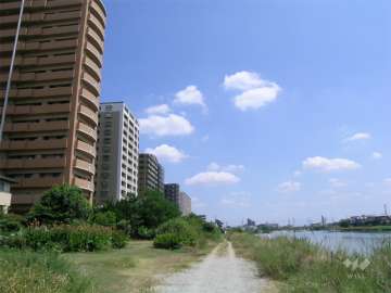 敷地の南側には武庫川が流れています。