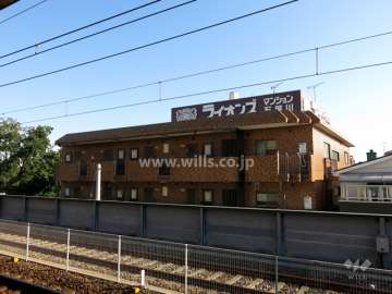 ライオンズマンションの外観（石屋川駅のホームから）