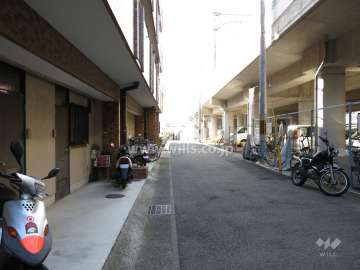 敷地北側の前面道路。道を挟んで、阪神「石屋川」駅です。