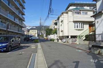 敷地西側の前面道路