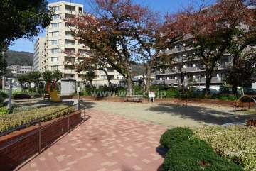 敷地に隣接する甲南町公園