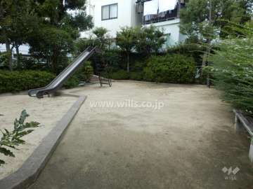 敷地に隣接する小さな公園