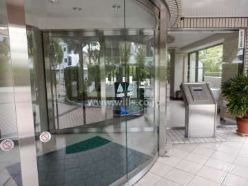 エントランスはオートロック付きです。