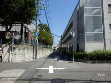 敷地北側の前面道路