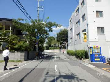 敷地西側の前面道路