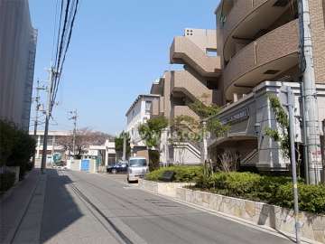 敷地西側の前面道路。すぐ北側には良元小学校があります。