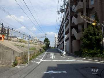 敷地北側の前面道路。すぐ北側をJR東海道本線が走っています。