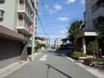 敷地南側の前面道路