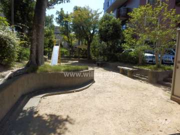 敷地に隣接する小さな公園