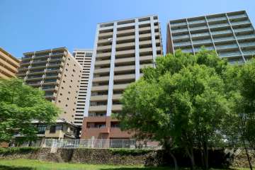 ライオンズマンション宝塚武庫川町の外観（南東側から）