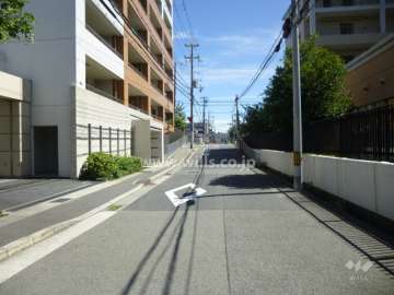 敷地西側の前面道路