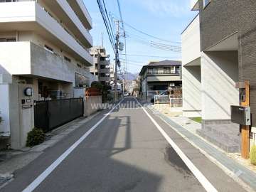 敷地東側の前面道路(南側から)。周辺はマンションと一戸建てが混在する住宅地です。
