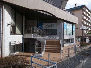 建物下層2階は店舗部分です。