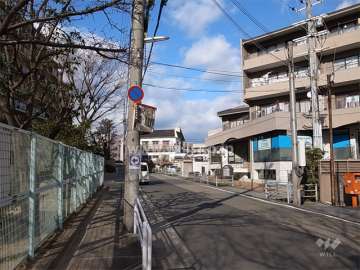 敷地西側の前面道路。道を挟んで公園があります。