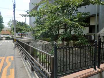敷地東側に水路があります。