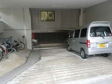 駐車場出入り口（リングシャッター付き）
