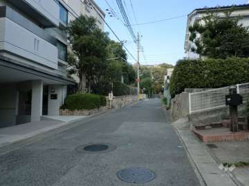 敷地東側の前面道路