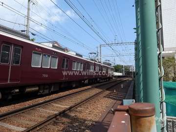 ダイドーメゾン岡本駅前の北側には阪急神戸線が走っています。