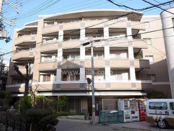 ロイヤルグラン逆瀬川の外観（南西側から）