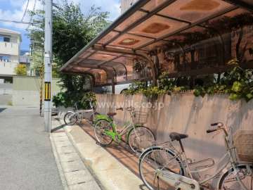 敷地西側にある駐輪場（ルーフ付き）