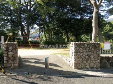 敷地に隣接する小さな公園