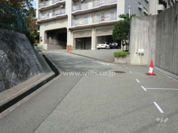 敷地南側の前面道路と駐車場入口