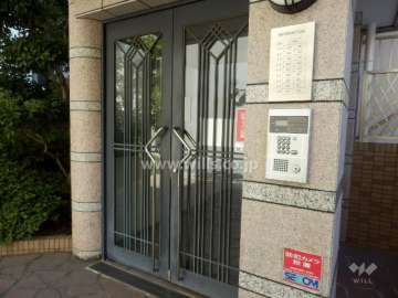 エントランスはオートロック付きです。