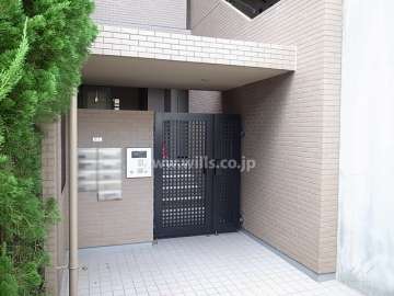 エントランスはオートロック付きです。