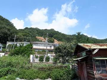 ロワ・ヴェール岡本の遠景。周辺は緑豊か。マンションと一戸建てなどが混在しています。