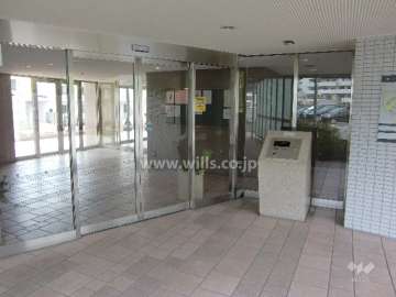 エントランスはオートロック付きです。