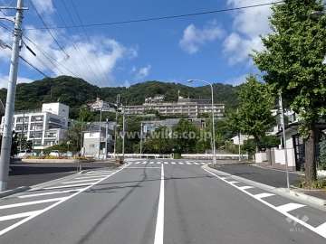 岡本パークマンションの遠景。周辺はマンションと一戸建てなどが混在する静かな住宅地です。