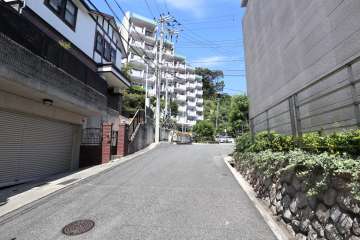 岡本エクセルの遠景。周辺は一戸建を中心とした閑静な住宅地です。
