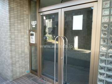 エントランスはオートロック付きです。