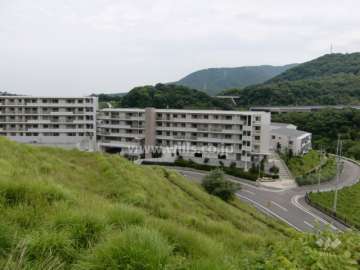 ルネシーズンズガーデン西宮名塩3番館（北側高台より）