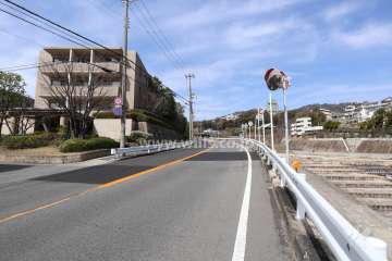 敷地北東側の前面道路。向かい側には住吉川が流れています。