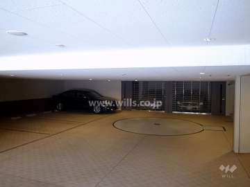 敷地内駐車場（左側：屋内平面式、右側：機械式）
