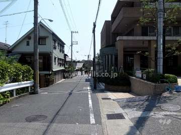 敷地西側の前面道路