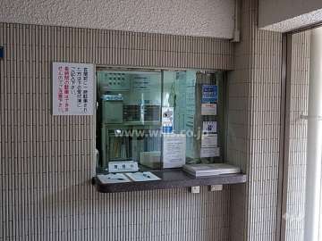 エントランスホールには管理人室があります。