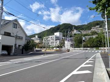シャンボール岡本の遠景。周辺はマンションと一戸建てなどが混在する静かな住宅地です。