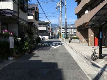 敷地西側の前面道路