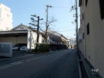 敷地西側の前面道路
