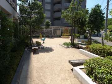 敷地に隣接する小さな公園