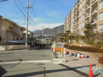 敷地南側の前面道路
