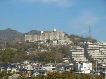 エクセレンス住吉台の遠景。周辺はマンションと一戸建てなどが混在する静かな住宅地です。
