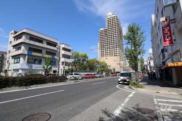 マンションから北側約20ｍの距離に国道2号が走っています。