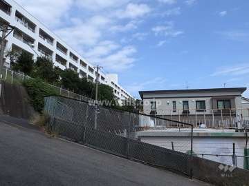 メゾン御影Ｍ棟の遠景。周辺はマンションと一戸建てなどが混在する静かな住宅地です。