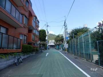 敷地北東側の前面道路。道を挟んで、本山第三小学校があります。