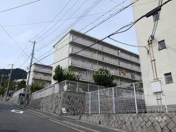 渦森コ−ポC棟の遠景。周辺はマンション立ち並ぶ静かな住宅地です。