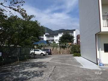 日生鴨子ヶ原第一コーポラスの遠景。周辺はマンションと一戸建てなどが混在する静かな住宅地です。