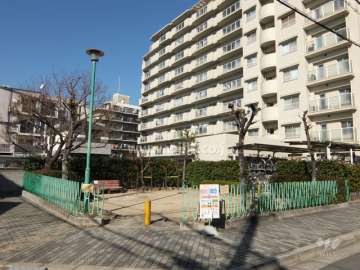 敷地に隣接する緑地広場